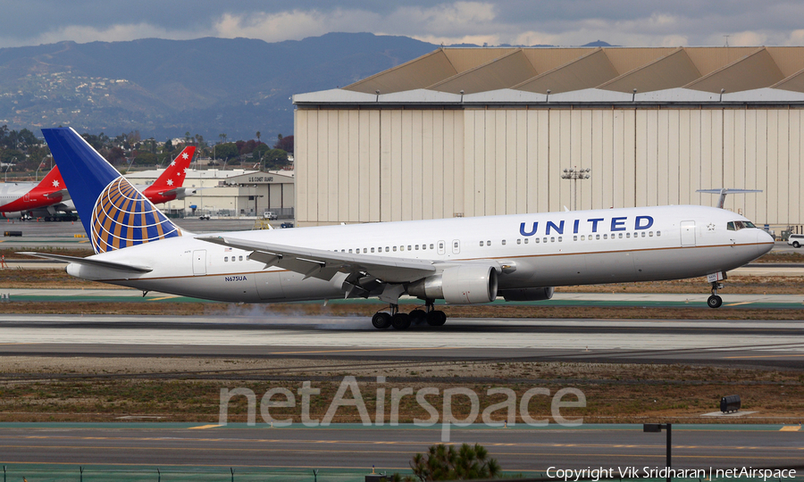 United Airlines Boeing 767-322(ER) (N675UA) | Photo 151943