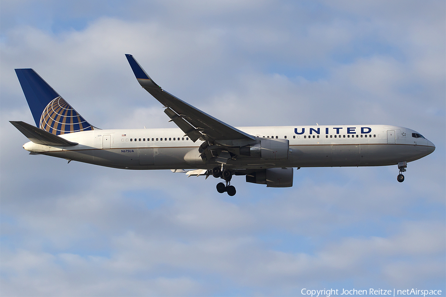 United Airlines Boeing 767-322(ER) (N675UA) | Photo 50261