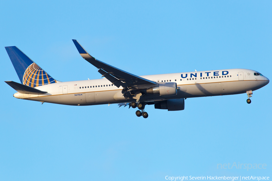 United Airlines Boeing 767-322(ER) (N675UA) | Photo 239290