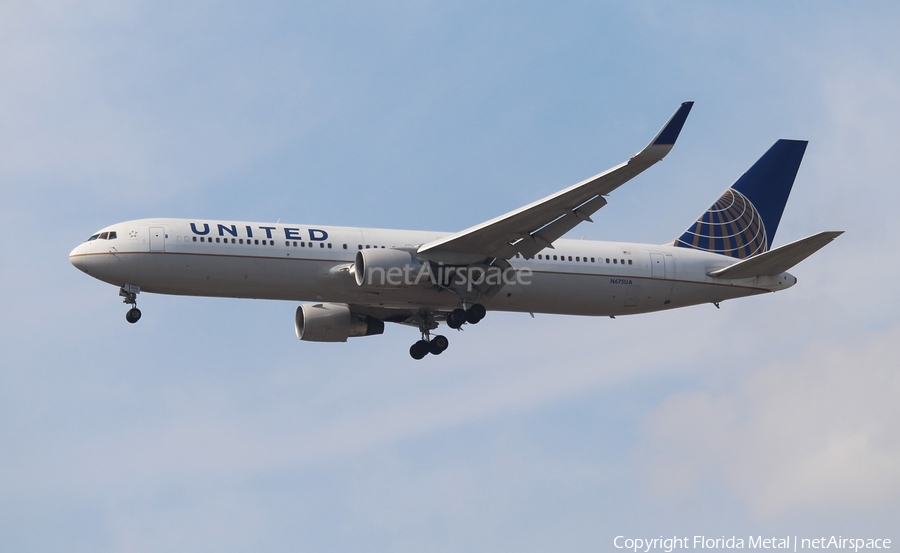 United Airlines Boeing 767-322(ER) (N675UA) | Photo 621655