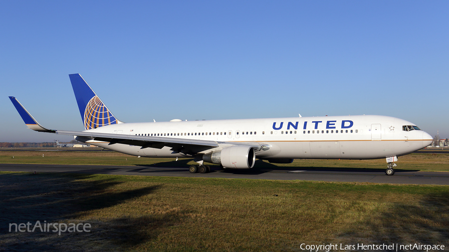 United Airlines Boeing 767-322(ER) (N675UA) | Photo 130885