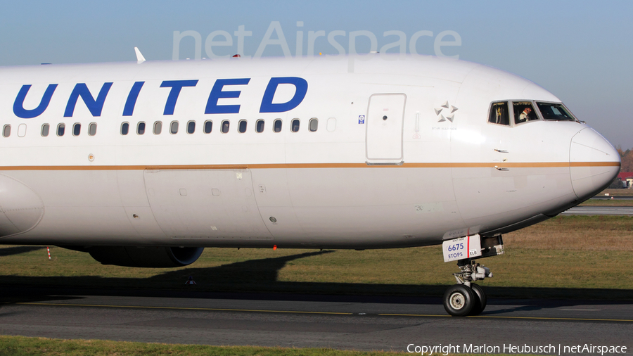 United Airlines Boeing 767-322(ER) (N675UA) | Photo 130910