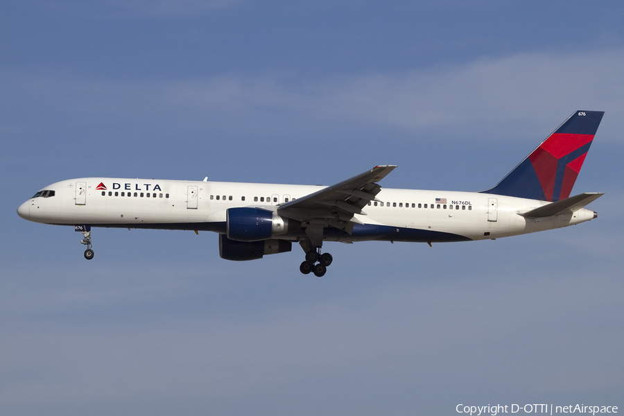 Delta Air Lines Boeing 757-232 (N676DL) | Photo 425423
