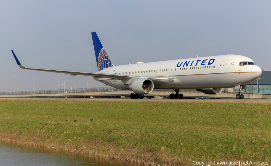 United Airlines Boeing 767-322(ER) (N676UA) | Photo 423150