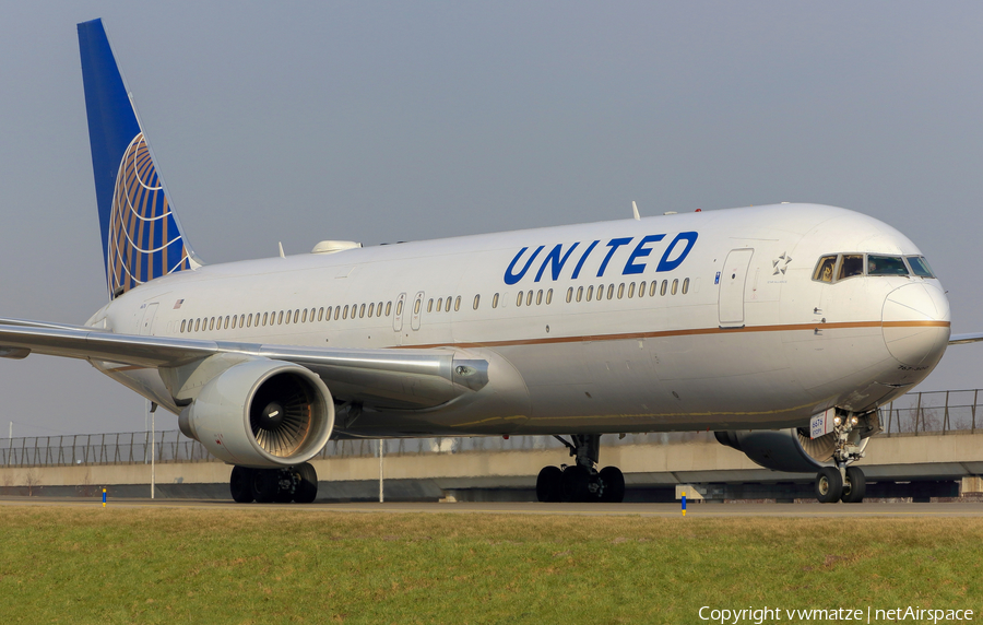 United Airlines Boeing 767-322(ER) (N676UA) | Photo 423151