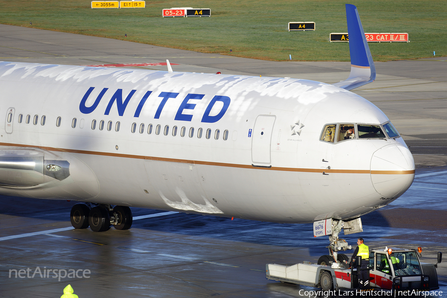 United Airlines Boeing 767-322(ER) (N676UA) | Photo 129757