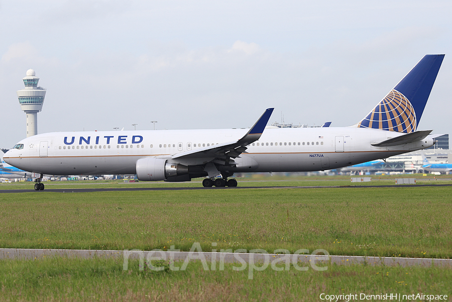 United Airlines Boeing 767-322(ER) (N677UA) | Photo 398747