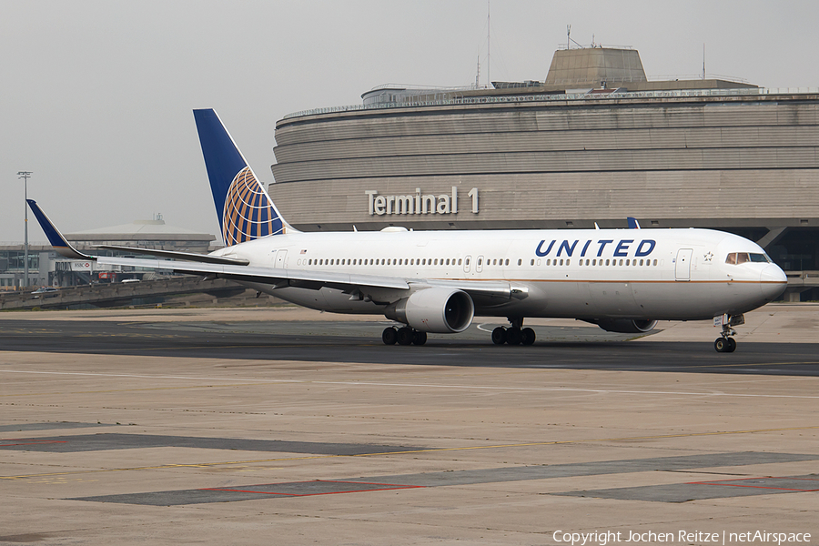 United Airlines Boeing 767-322(ER) (N677UA) | Photo 88877