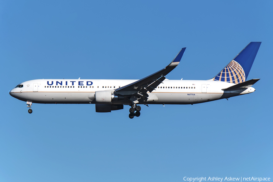 United Airlines Boeing 767-322(ER) (N677UA) | Photo 91951