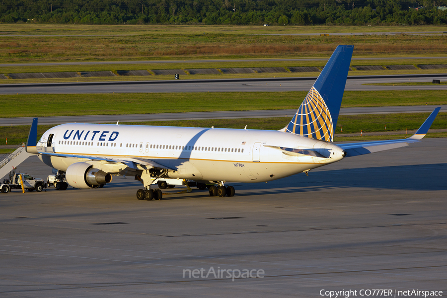 United Airlines Boeing 767-322(ER) (N677UA) | Photo 289750