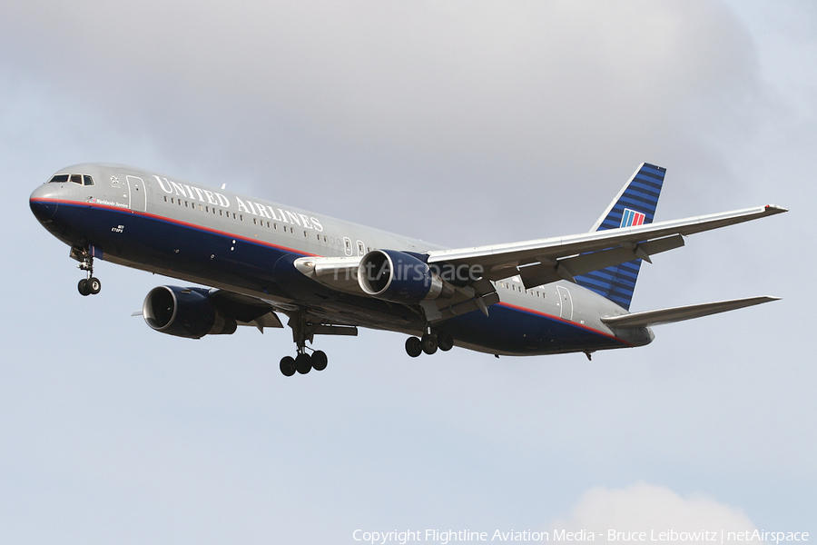 United Airlines Boeing 767-322(ER) (N677UA) | Photo 174005