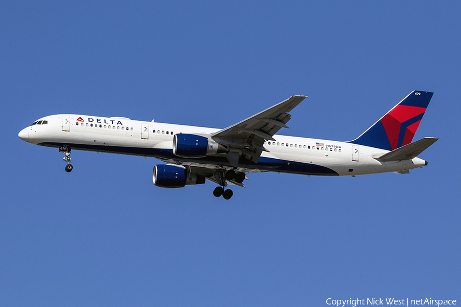 Delta Air Lines Boeing 757-232 (N679DA) | Photo 376452