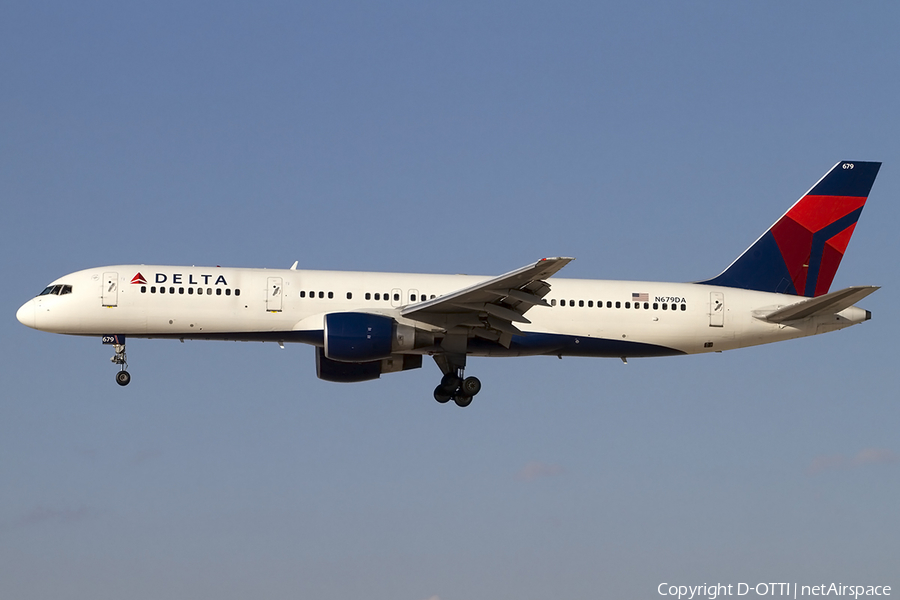 Delta Air Lines Boeing 757-232 (N679DA) | Photo 464765