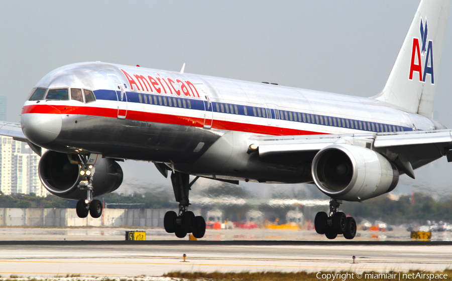 American Airlines Boeing 757-223 (N682AA) | Photo 1730