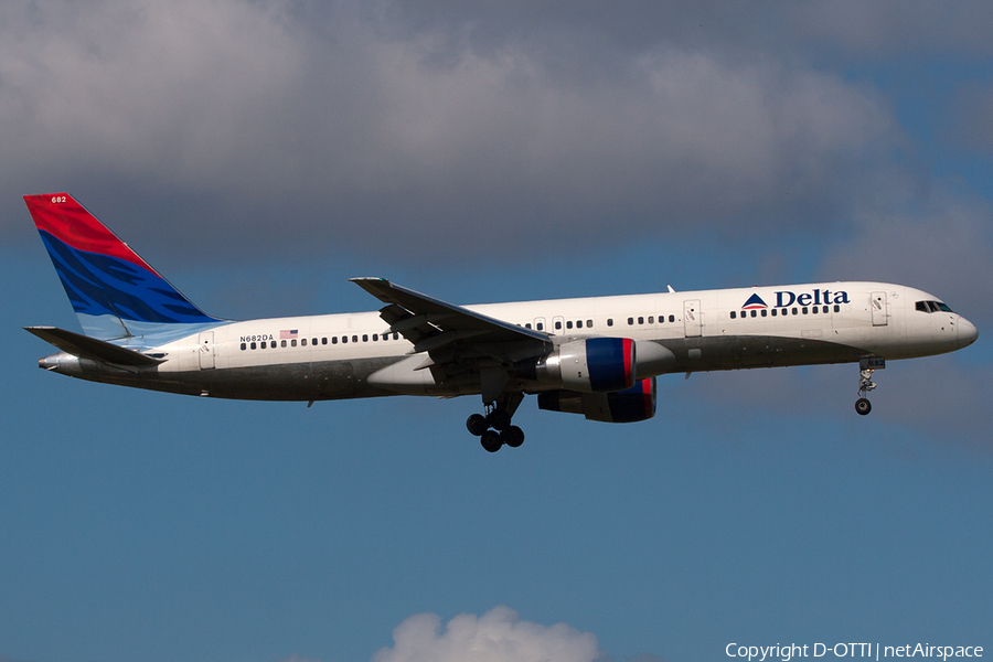 Delta Air Lines Boeing 757-232 (N682DA) | Photo 228622