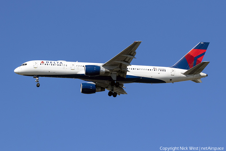 Delta Air Lines Boeing 757-232 (N684DA) | Photo 376454