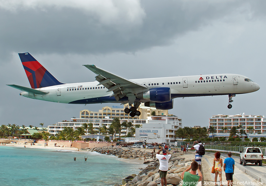 Delta Air Lines Boeing 757-232 (N684DA) | Photo 225483