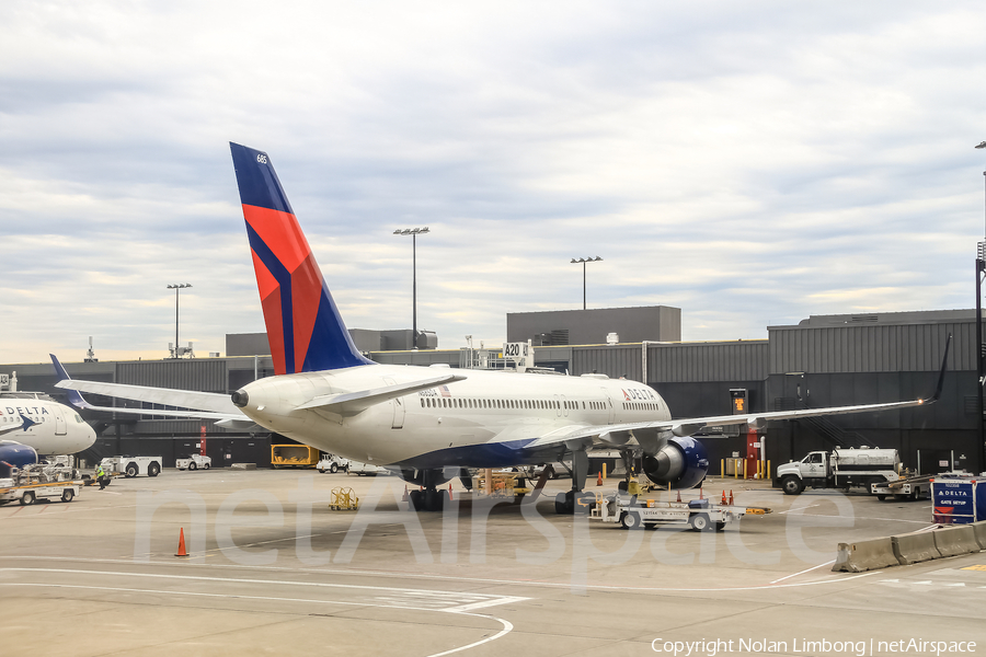 Delta Air Lines Boeing 757-232 (N685DA) | Photo 427913