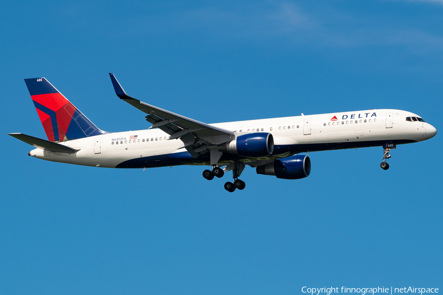 Delta Air Lines Boeing 757-232 (N685DA) | Photo 587334