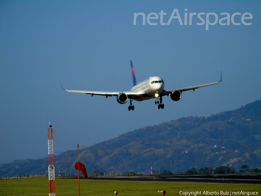 Delta Air Lines Boeing 757-232 (N685DA) | Photo 207396