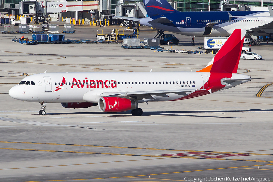 Avianca El Salvador Airbus A320-233 (N685TA) | Photo 39819