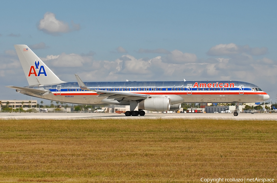 American Airlines Boeing 757-223 (N686AA) | Photo 396963