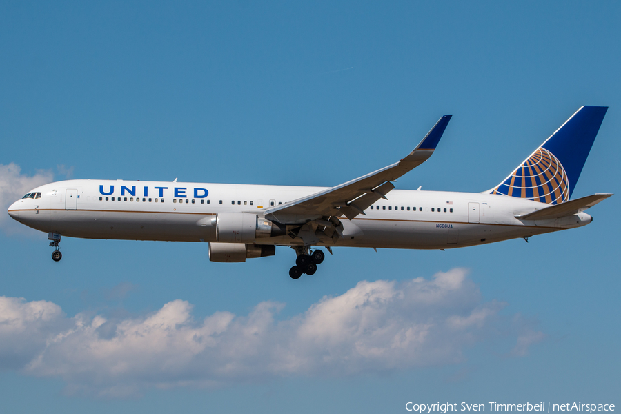 United Airlines Boeing 767-3CB(ER) (N686UA) | Photo 467489