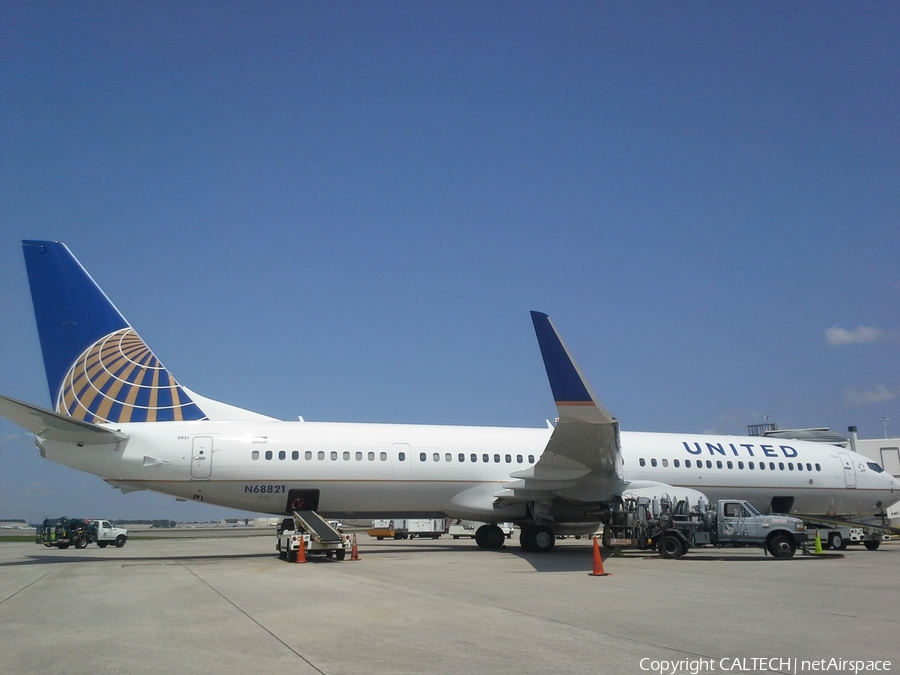 United Airlines Boeing 737-924(ER) (N68821) | Photo 46149