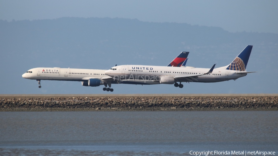 United Airlines Boeing 737-924(ER) (N68821) | Photo 311355
