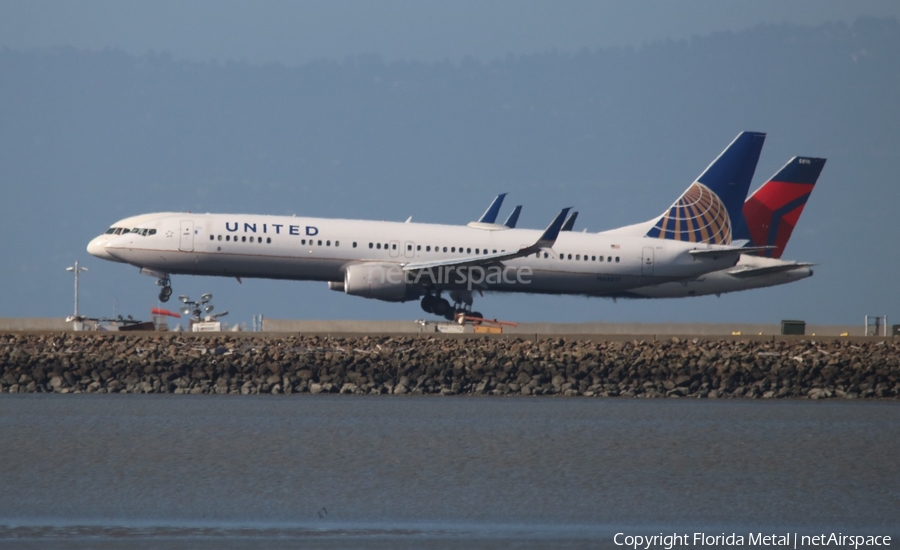 United Airlines Boeing 737-924(ER) (N68821) | Photo 405530