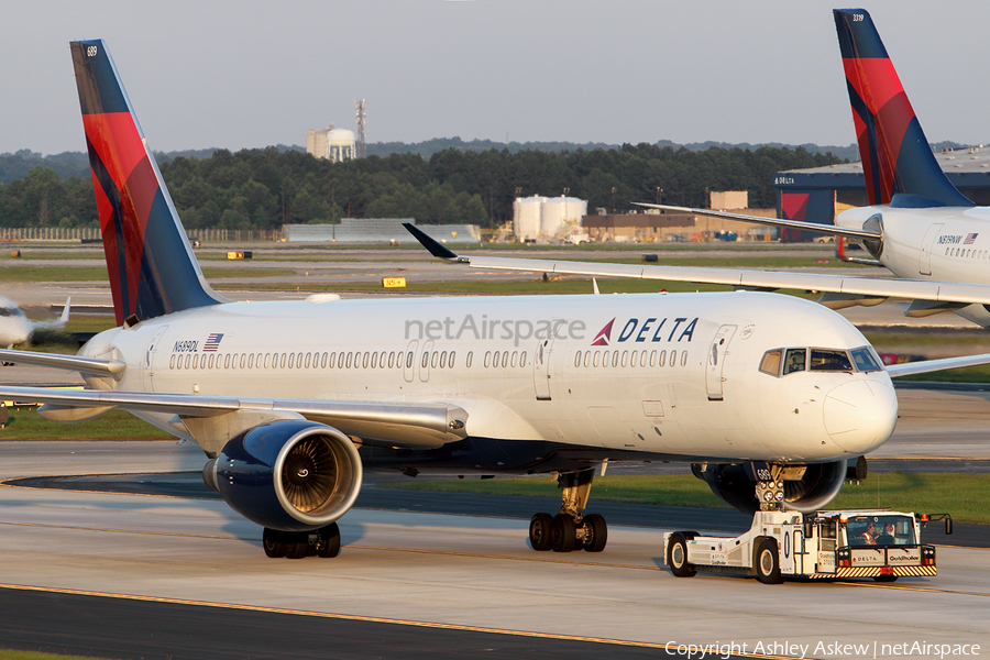 Delta Air Lines Boeing 757-232 (N689DL) | Photo 168003
