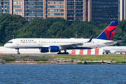 Delta Air Lines Boeing 757-232 (N689DL) at  Washington - Ronald Reagan National, United States