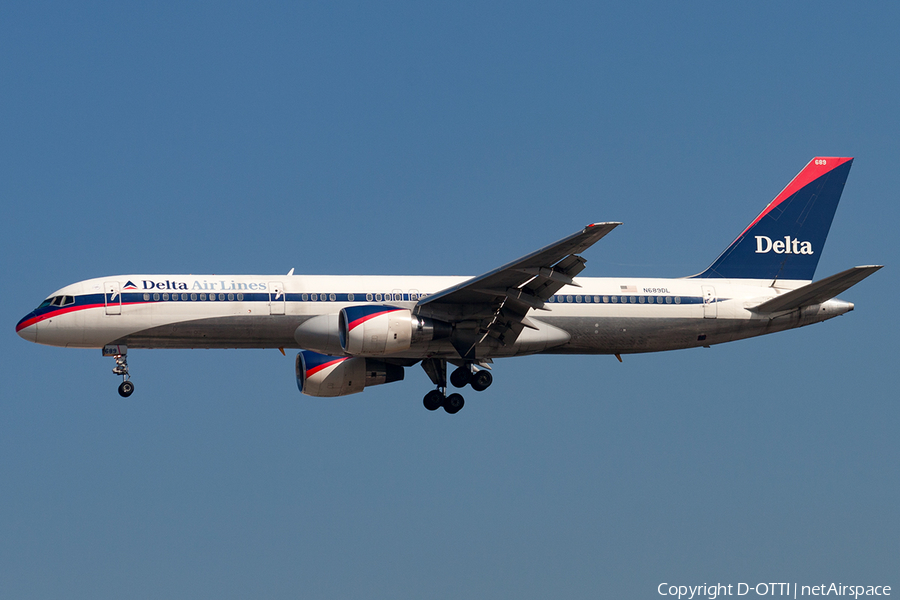 Delta Air Lines Boeing 757-232 (N689DL) | Photo 182975