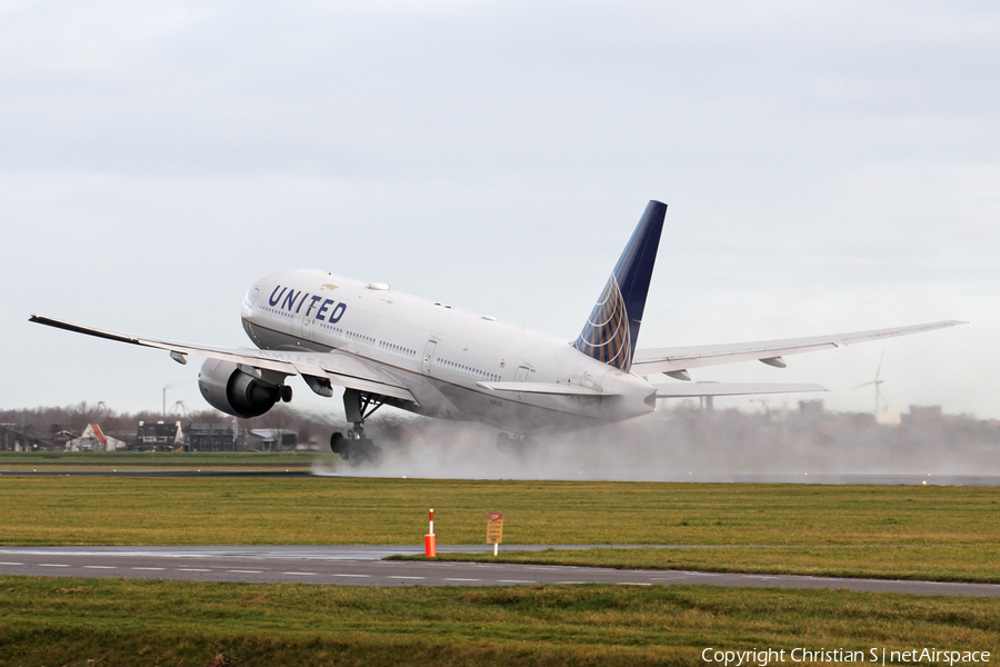 United Airlines Boeing 777-224(ER) (N69020) | Photo 288251