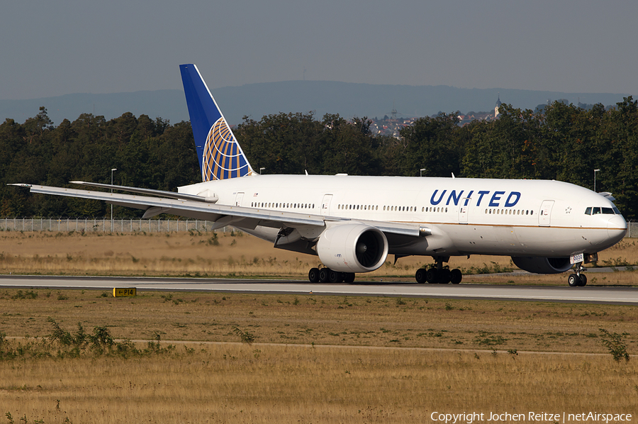 United Airlines Boeing 777-224(ER) (N69020) | Photo 32488