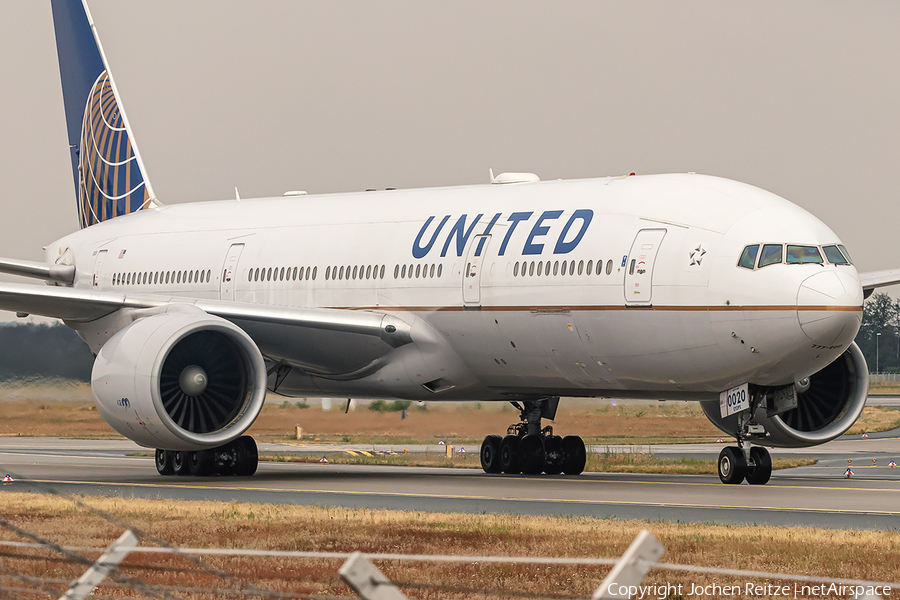 United Airlines Boeing 777-224(ER) (N69020) | Photo 337917