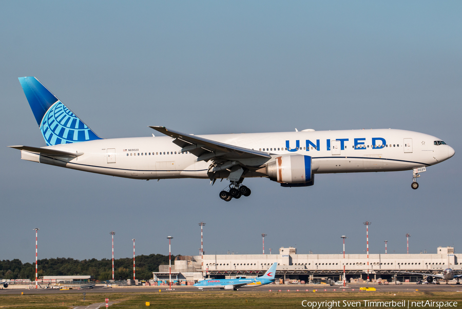 United Airlines Boeing 777-224(ER) (N69020) | Photo 473980