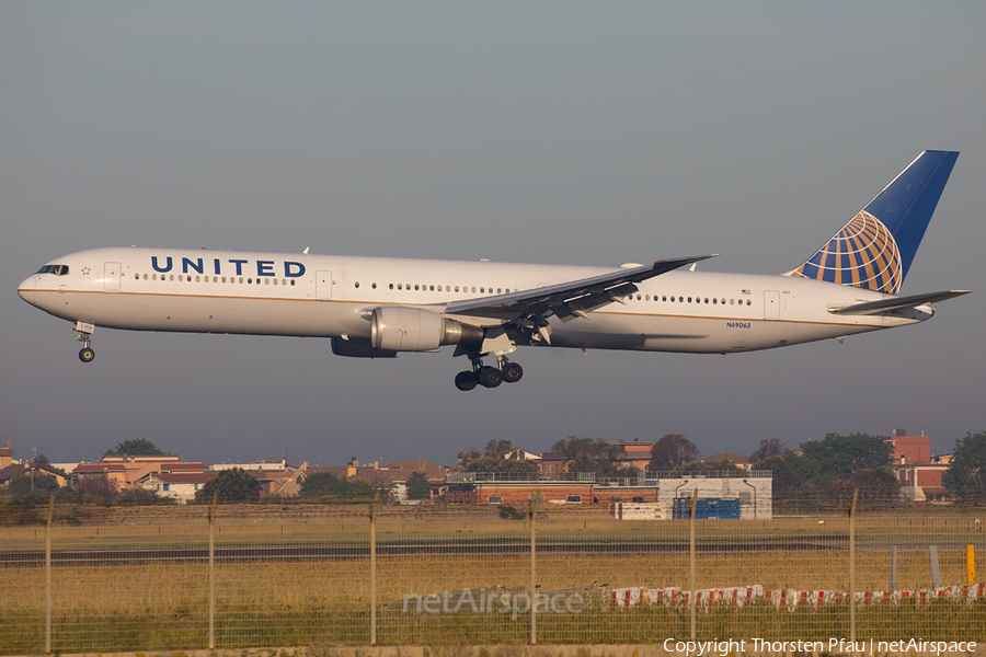 United Airlines Boeing 767-424(ER) (N69063) | Photo 160924