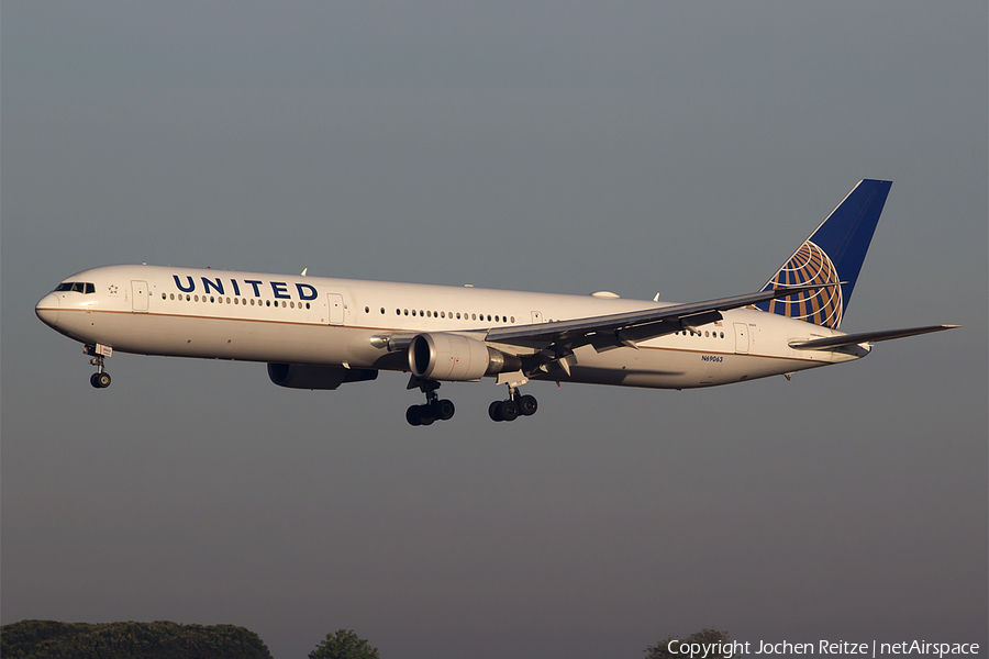 United Airlines Boeing 767-424(ER) (N69063) | Photo 168962