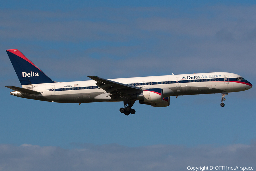 Delta Air Lines Boeing 757-232 (N690DL) | Photo 228637