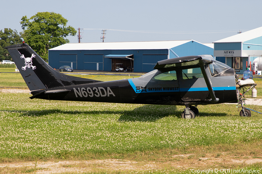 Skydive Midwest Cessna 182M Skylane (N693DA) | Photo 636857