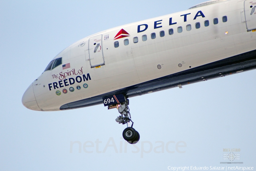 Delta Air Lines Boeing 757-232 (N694DL) | Photo 409954