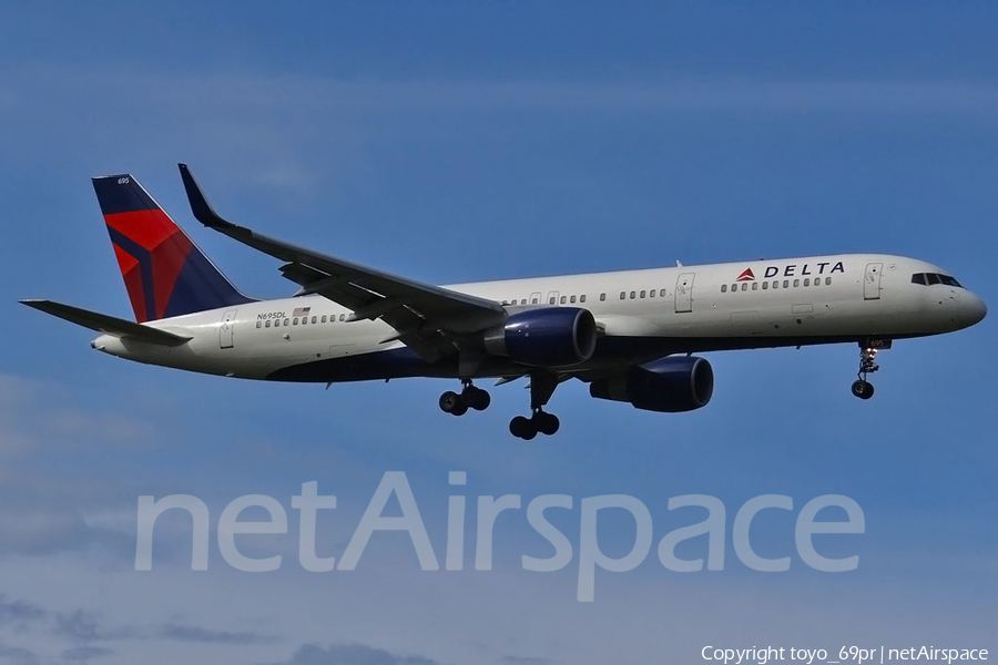 Delta Air Lines Boeing 757-232 (N695DL) | Photo 68044