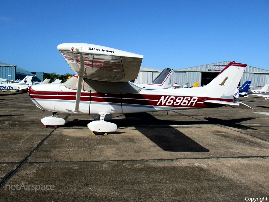 (Private) Cessna 172M Skyhawk (N696R) | Photo 220233