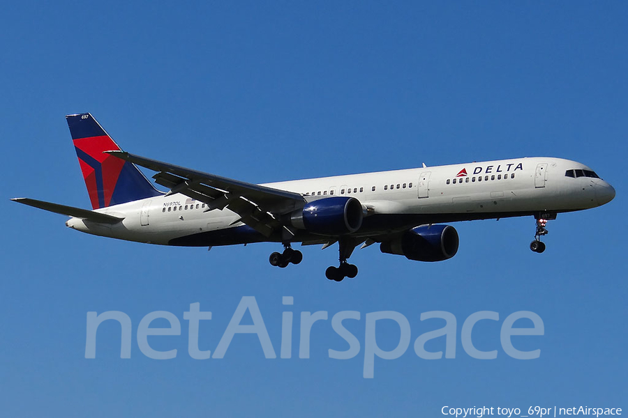 Delta Air Lines Boeing 757-232 (N697DL) | Photo 67908