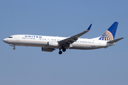 United Airlines Boeing 737-924(ER) (N69804) at  Los Angeles - International, United States