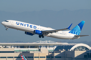 United Airlines Boeing 737-924(ER) (N69804) at  Los Angeles - International, United States