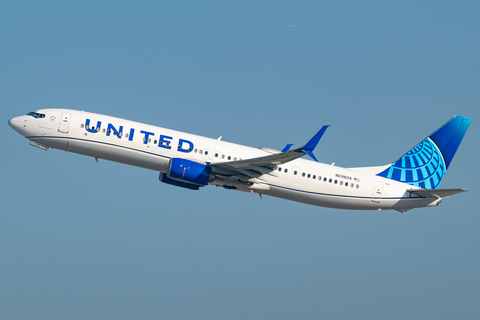United Airlines Boeing 737-924(ER) (N69804) at  Los Angeles - International, United States