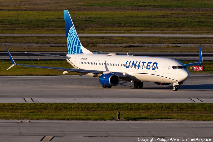 United Airlines Boeing 737-924(ER) (N69806) | Photo 620025