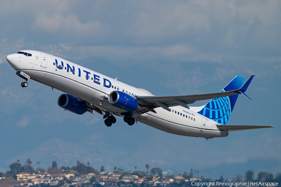 United Airlines Boeing 737-924(ER) (N69824) | Photo 663416